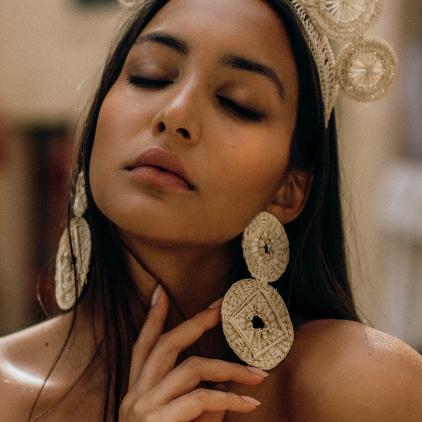 folklorious earrings raffia