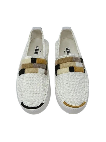 Crocheted sneakers embroidered in beige