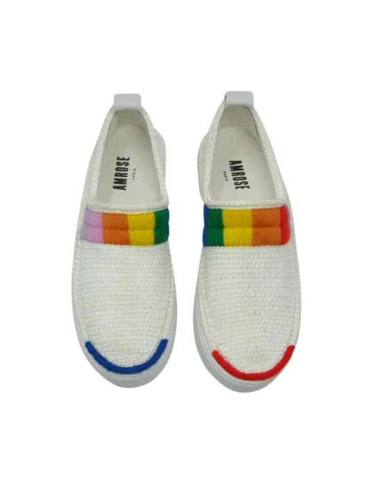 Crocheted sneakers embroidered in multi color