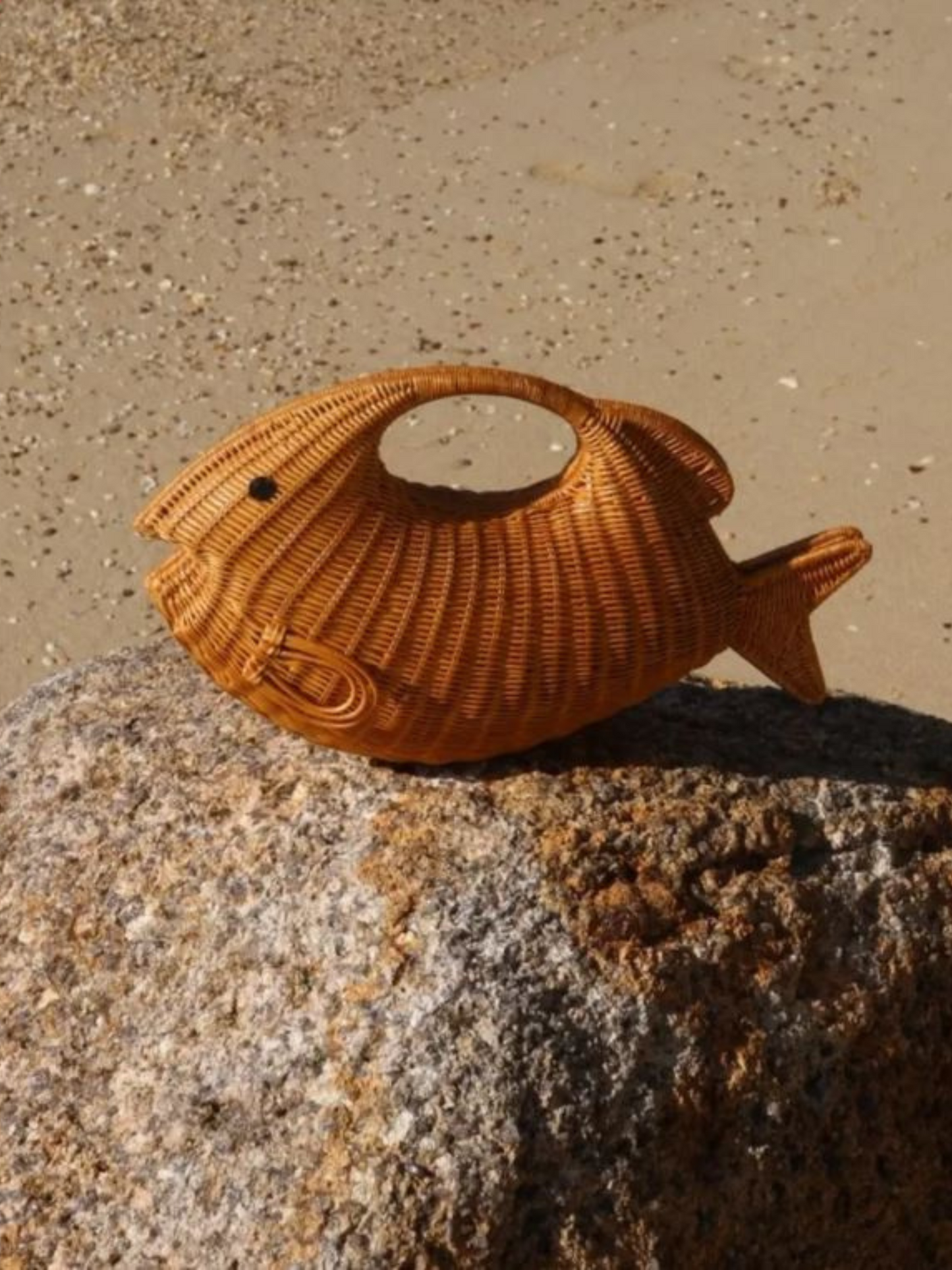 Wicker fish-shaped handbag