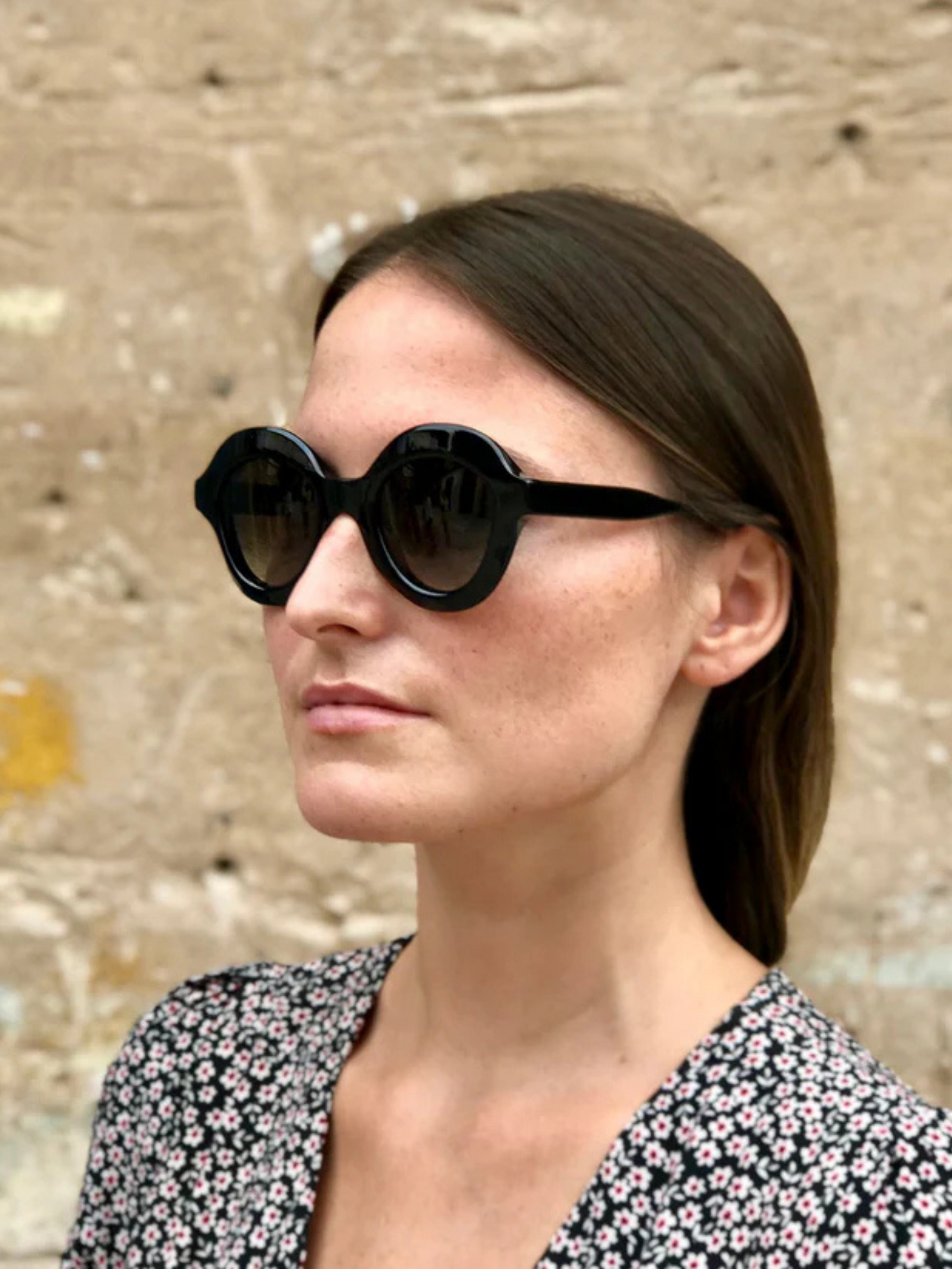 oval sunglasses in black acetate