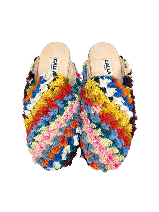  textured slippers with a multicolor shaggy knit