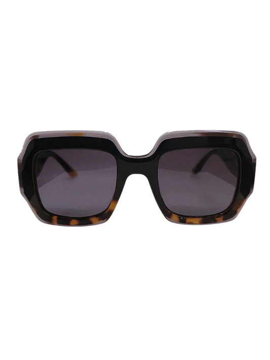 Sunglasses with tortoiseshell frame