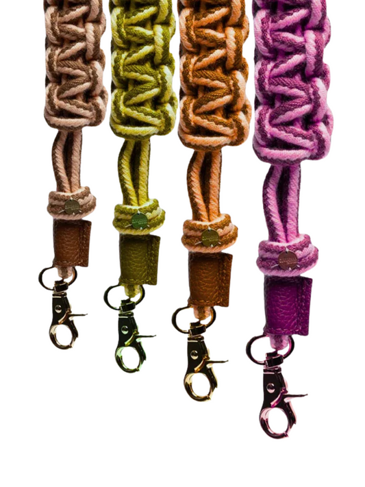 Macramé bag strap with colorful motifs and leather details