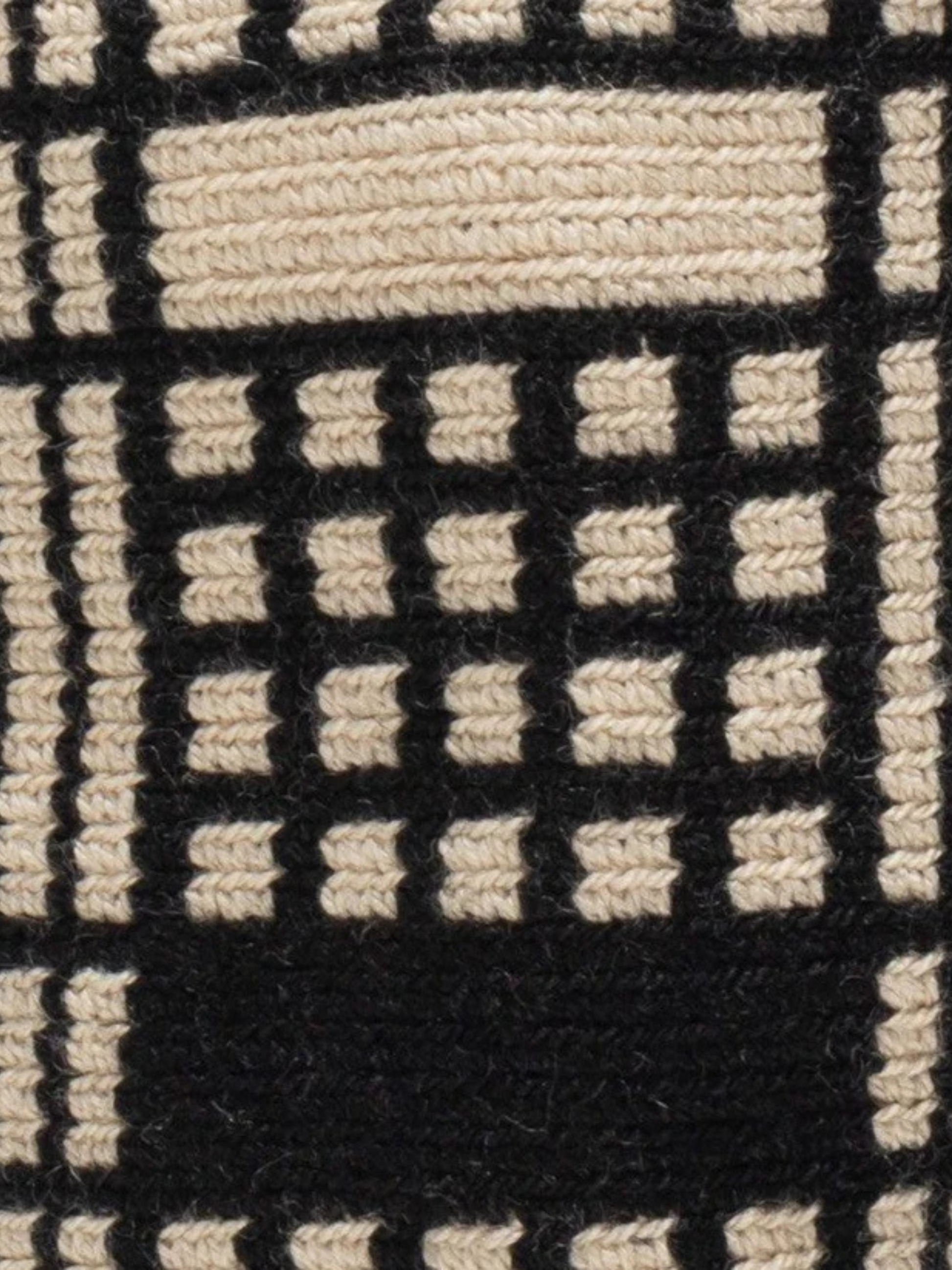 Woven bag with black and beige pattern