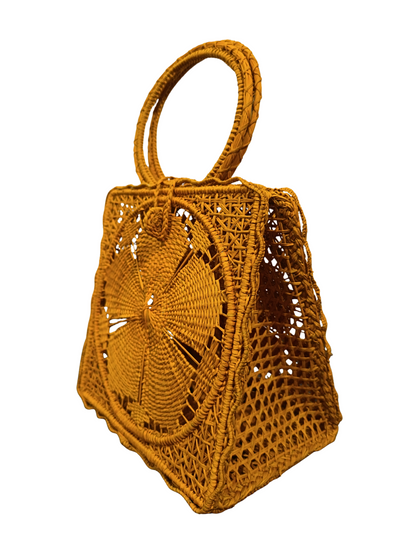 Handwoven palma de iraca bag with  round handle