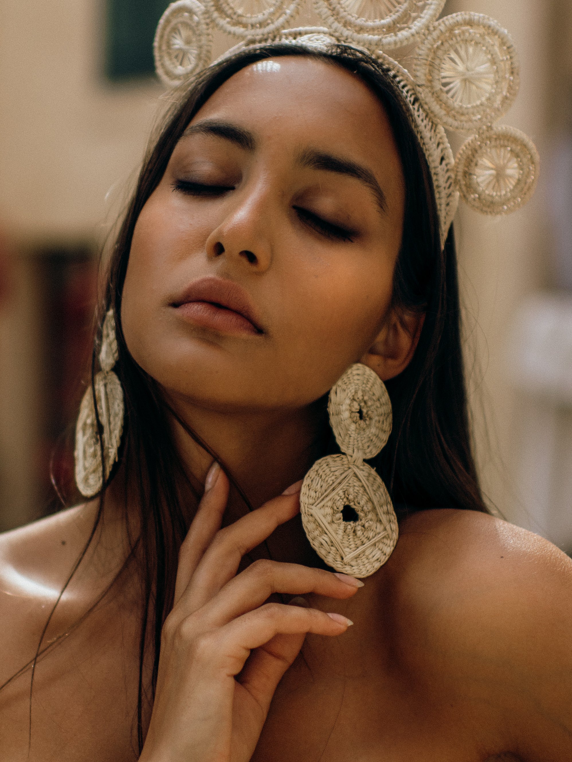 folklorious earrings raffia