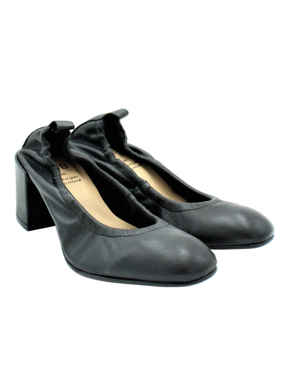 Black shoe with a block heel 