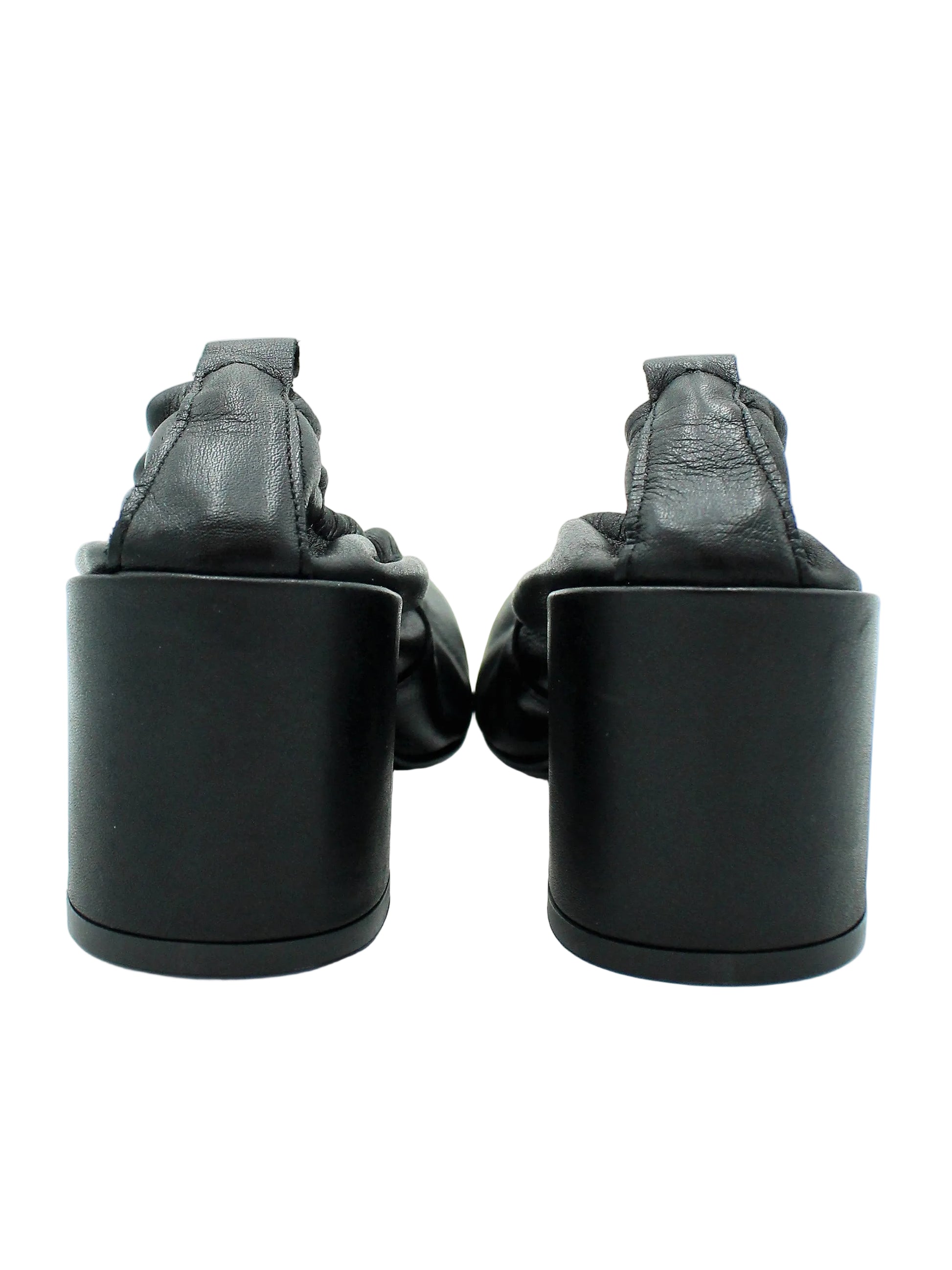 Black shoe with a block heel 