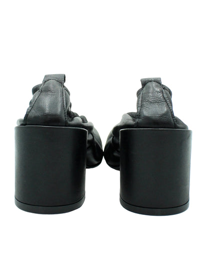 Black shoe with a block heel 