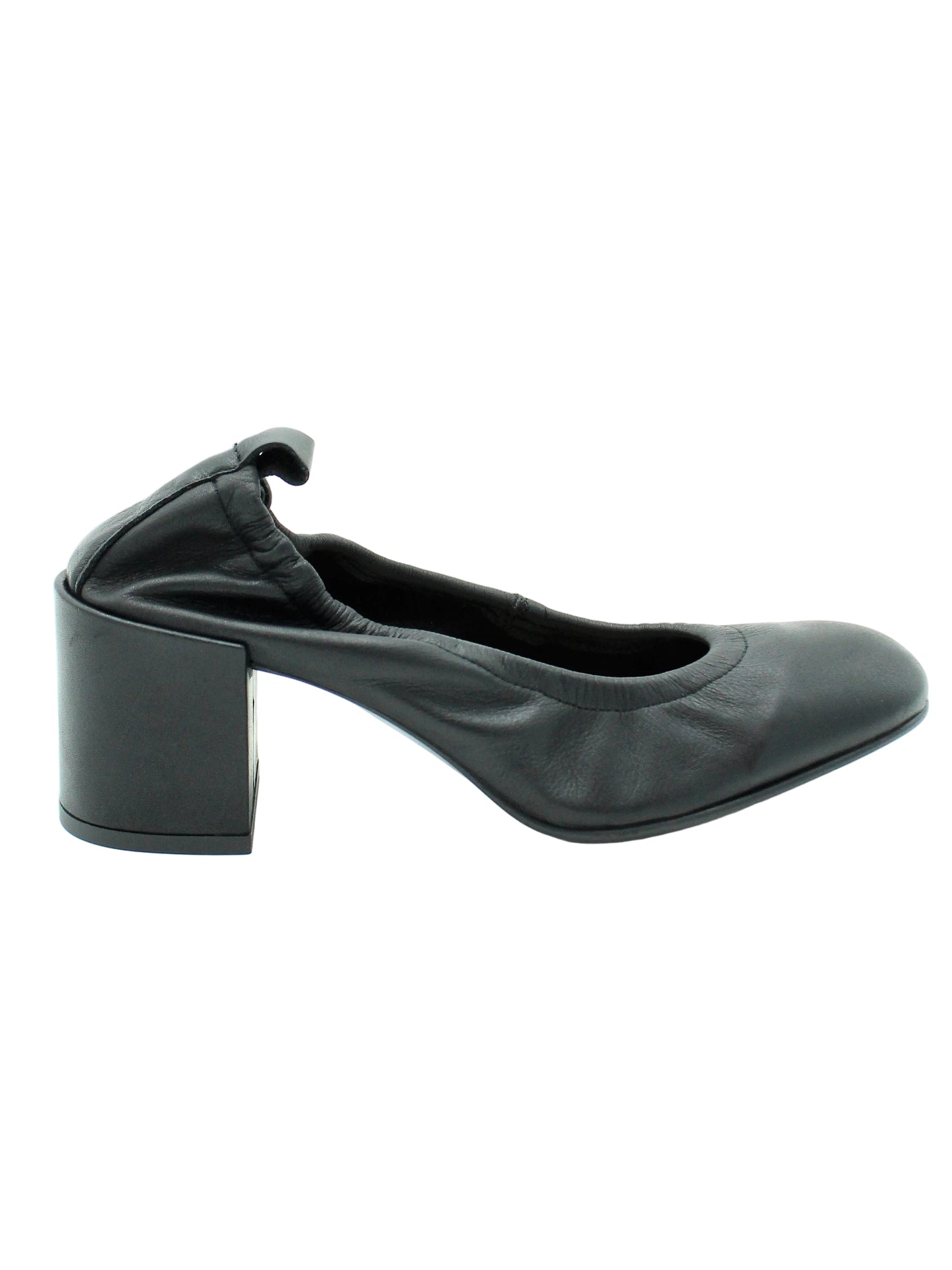 Black shoe with a block heel 