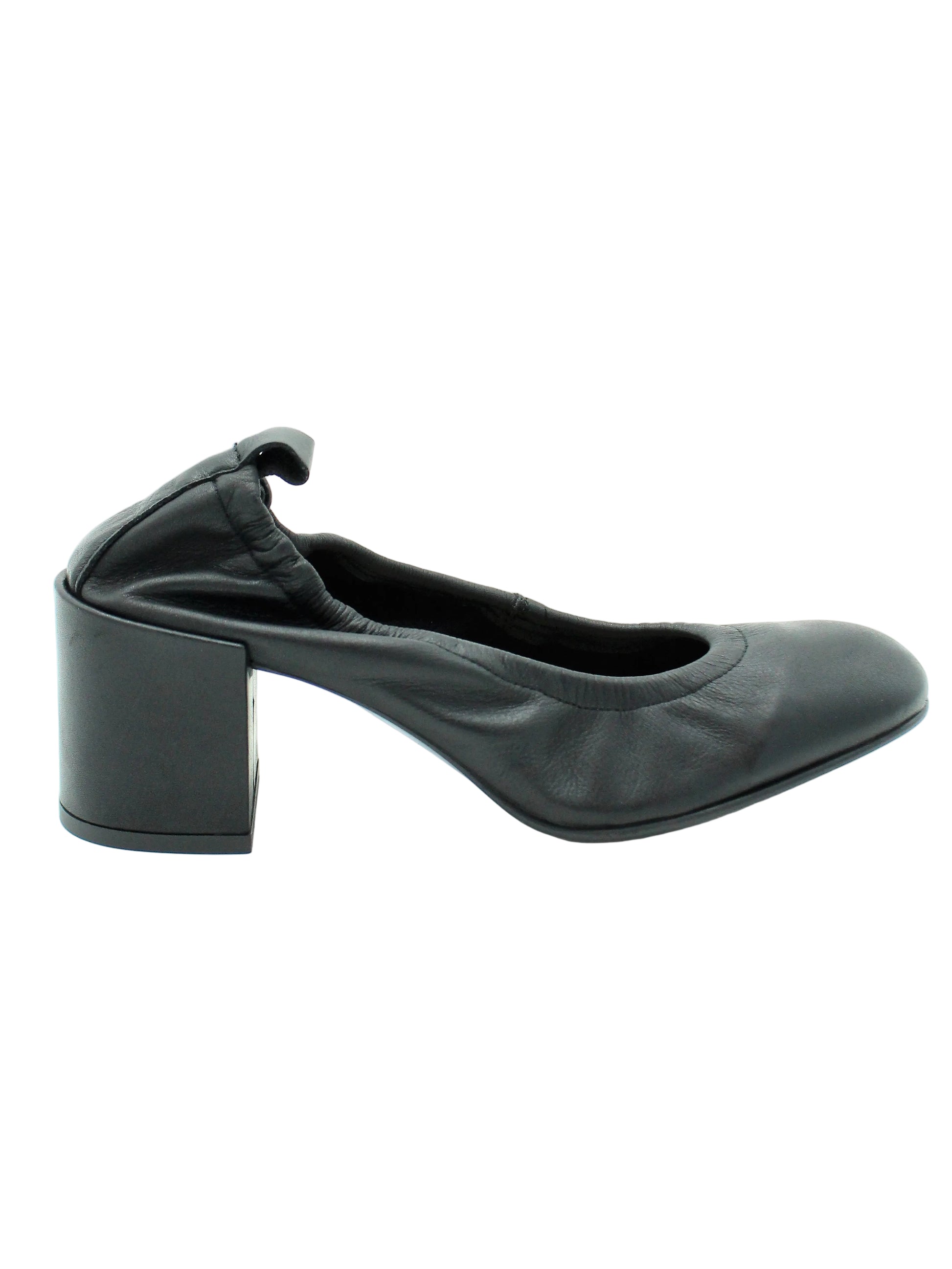 Black shoe with a block heel 