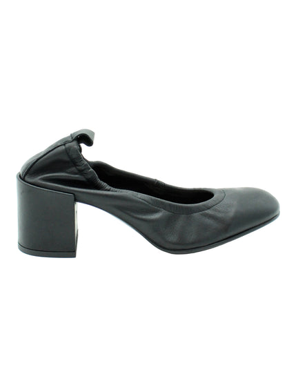 Black shoe with a block heel 